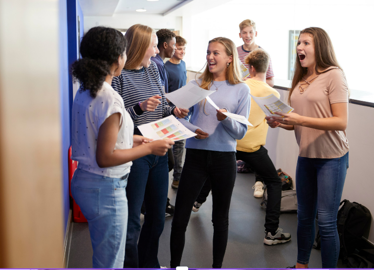 Elevi impresionați de rezultatele excelente la examenul IELTS, cu o rată de promovabilitate de 99%, pe pagina 'Examen IELTS'.
